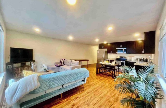 Chic & Cozy 2BR/2BA in Queen Anne Comfortabl Stay