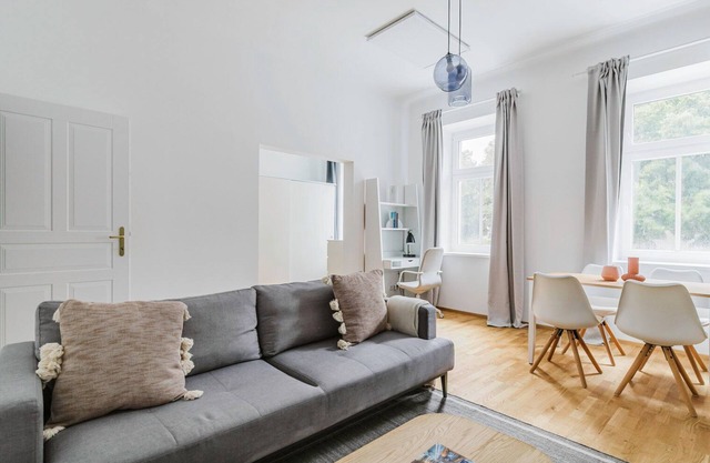 Chic Döbling 1BR, Move-In-Ready w/Furniture, by Blueground