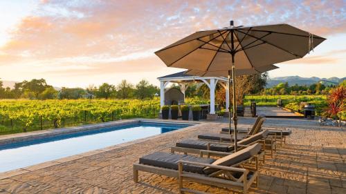 Chic Sonoma Oasis w Pool Bocce Hot Tub Minutes to Downtown