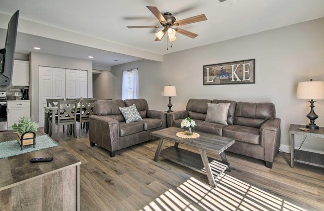 Chic Townhome about 6 Mi to Talking Rocks Cavern!