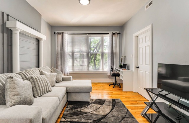 Chicago Apt: Near Stadiums & Dtwn