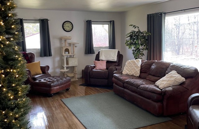 Chill out with a charming 2-bedroom house in Ironwood with WiFi and AC