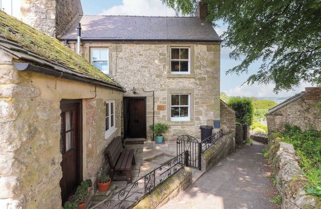 CHIMNEY COTTAGE, pet friendly, character holiday cottage in Winster