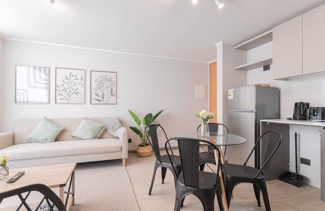 City Living: Apartment 1D/1B for 3