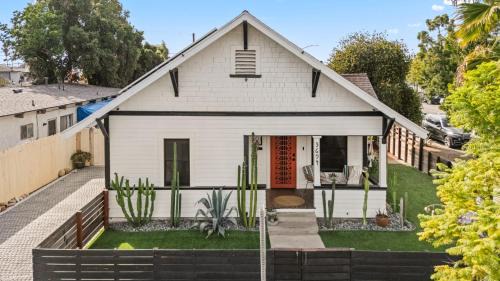 Classic San Diego Home w Outdoor Lounge Vintage Charm Casa Craftsman by Avantstay