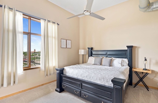 Classy Safe Private Apartment w/Amenities Across f/Jordan Creek Mall w/Elevator