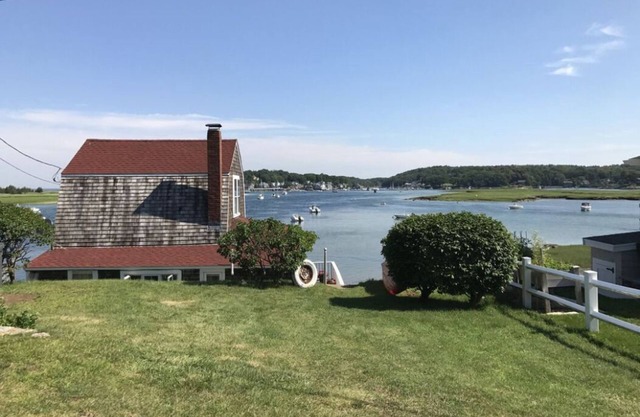 Clean Waterfront Classic Cottage with Private Beach