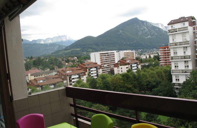 Close to Lake Annecy and town center, functional apartment with beautiful view
