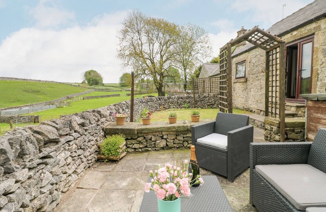CLOVER COTTAGE AT PIKEHALL, pet friendly, with a garden in Winster