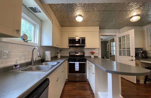 Clover Cottage in Williams Bay - Walk to beach!