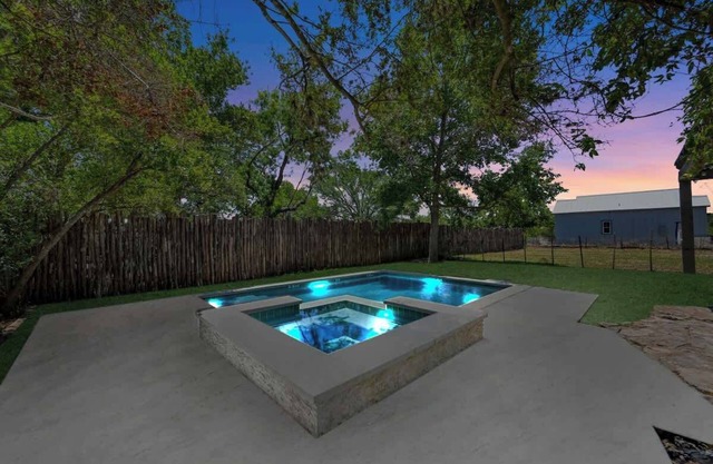 Clover Haus 2 Blks to Main St With Pool and Spa!