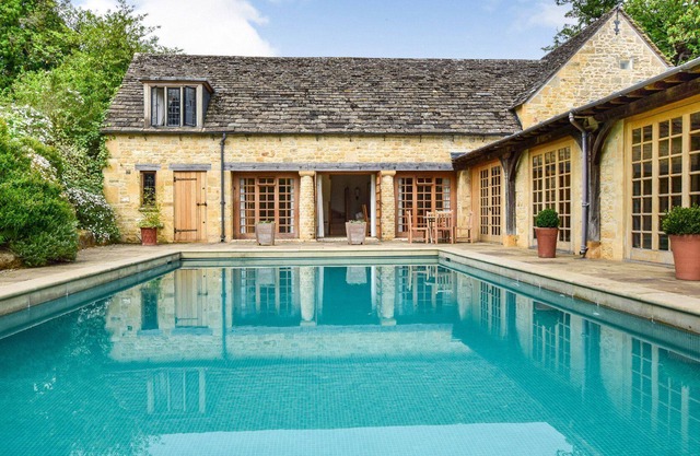 Coach House - sleeps 6 guests in 3 bedrooms