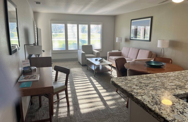 Coachella weekend Friday-Monday 1 bdrm condo in resort in Cathedral City.