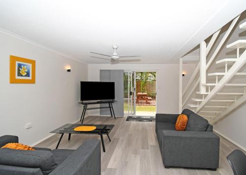 Coast Apartments Large 2 Bed 1 Bathroom with Pool
