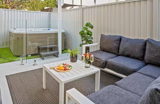 Coastal Central 3BR - Spa, Surfers Paradise, AC