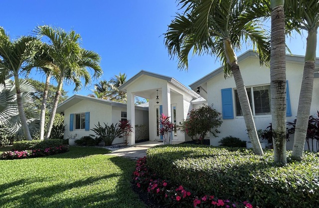 Coastal modern house in prime Lake Ida close to Beach and Avenue!
