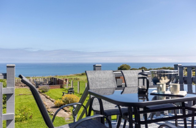 Coastal Retreat with Seaview's - Ammonite Cottage (DOG FREE)