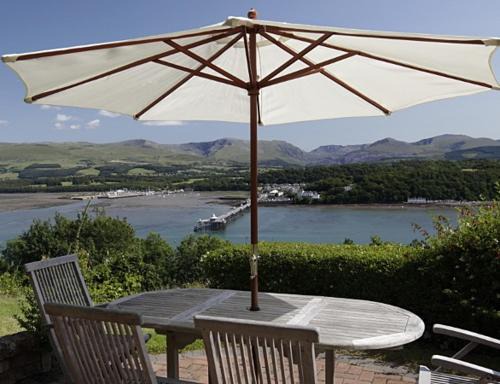 Coed y Berclas cottage, private orchard with stunning views