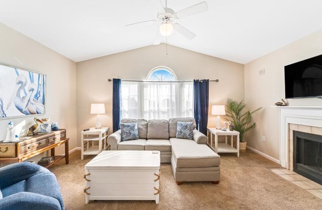 Colony Club M8 - Pelican Perch