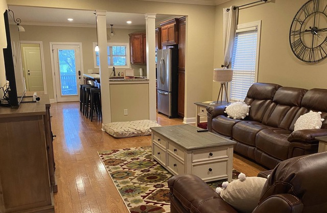 Come Stay in a Five Star House. Pet Friendly with no Pet Fee