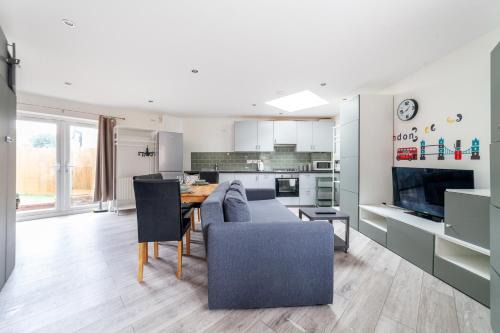 Comfortable 2BR House with Garden and Parking
