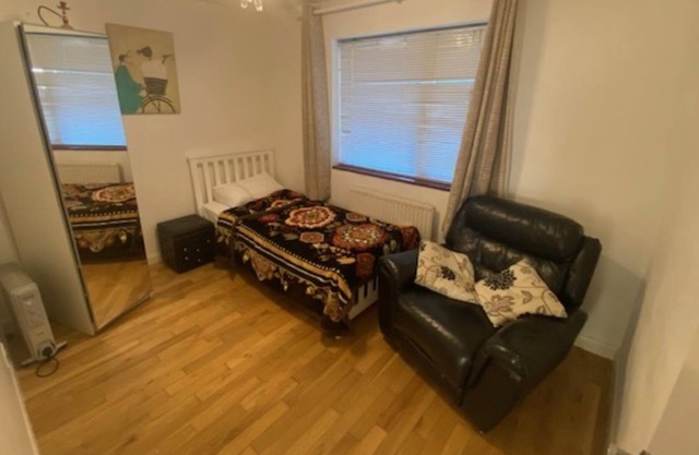 Comfortable Double Bedroom Shared - Garden View