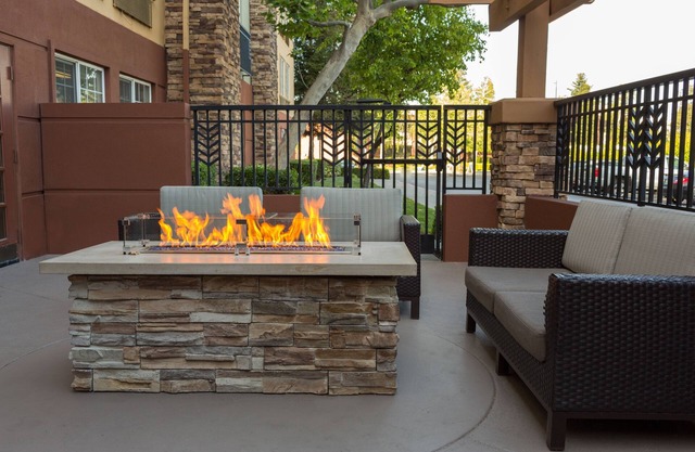 Comfortable Suite Near Airport – w/Full Kitchen, Free Parking & Airport Shuttle