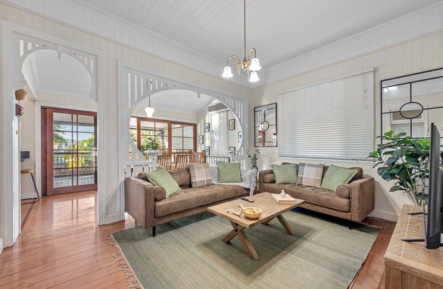 Comfy, Character QLD’r ~ 3Bed House w/Parking ~ Woolloongabba