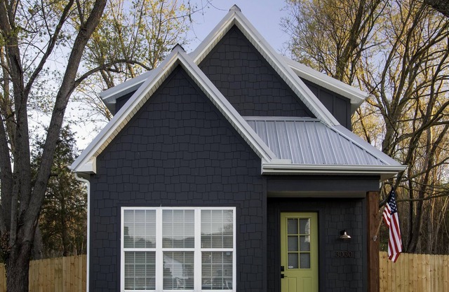 Comfy, new cottage minutes from university campus, Dickson Street/downtown.