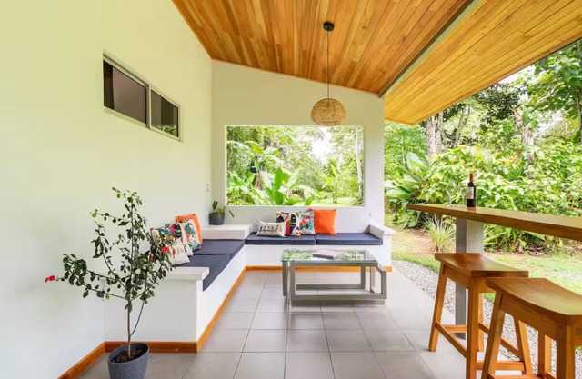 Complete house in the privacy of a spacious tropical setting