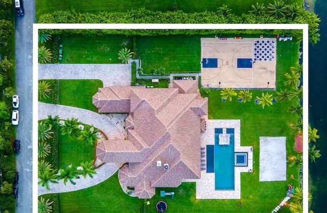 Compound on the Water | Sleeps 16 | Basketball