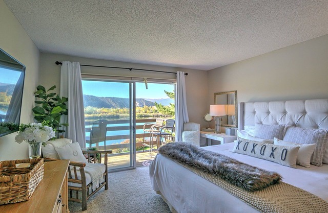 Condo Overlooking Pond w/2 Fly Fishing Badges, Golf, Tennis & 24 Mi. to Aspen!