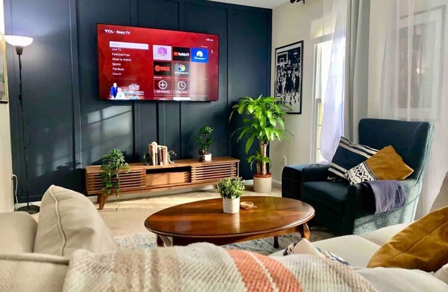 Contemporary 3BR: Large Patio, TVs in Every Room. Heart of Montgomery Village