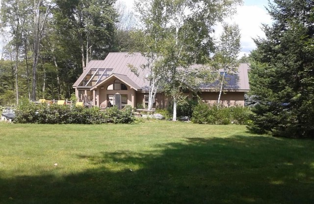 Contemporary ski retreat next to Magic Mountain, hot tub, pool table.
