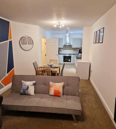 Contemporary Wolverhampton city apartment, free parking and wifi, perfect for contractors, near to i54 park and JLR