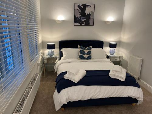 Contractors Business Families Relocation Accommodation enjoy Fast WiFi Large Screen Smart TV and SKY Sports in this Spotless Ground Floor apartment