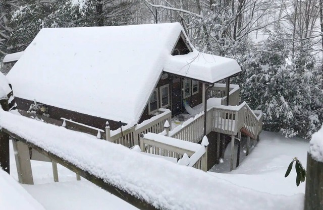 Convenient Location! Cozy Chalet near App Ski Mtn, Between Blowing Rock & Boone