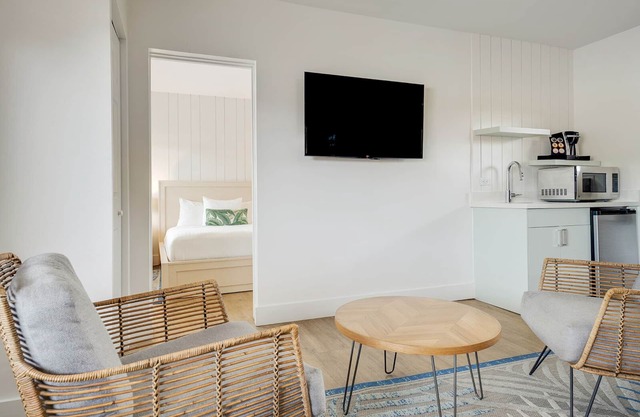 Convenient Stay in Florida! Free Parking, Free Breakfast, Pool, Pets Allowed