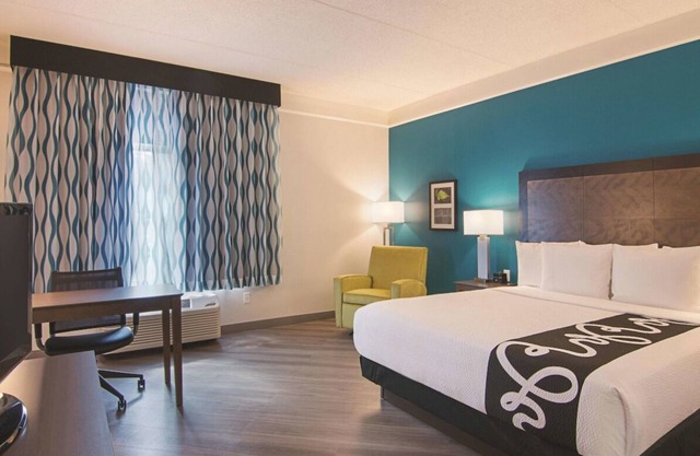 Convenient Stay in Florida! Free Parking, Free Breakfast, Pool, Pets Allowed