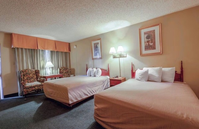 Convenient Stay w/Satellite TV & Restaurants Nearby Along Historic Highway 66