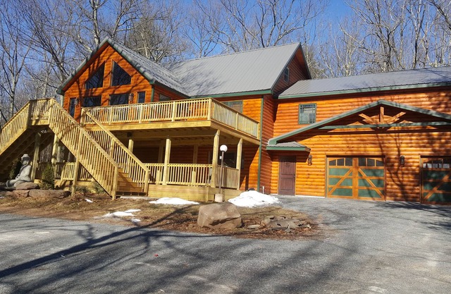 Conveniently Secluded, 1 Mile From Slopes and Festivals