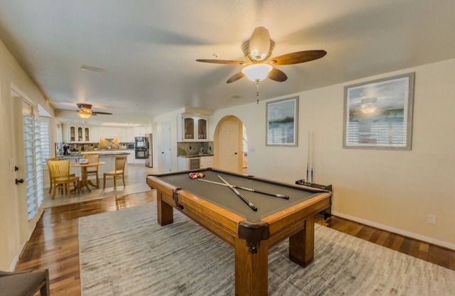 Cool 4-bedroom house with AC in Victorville- Pool Table, On the Lake