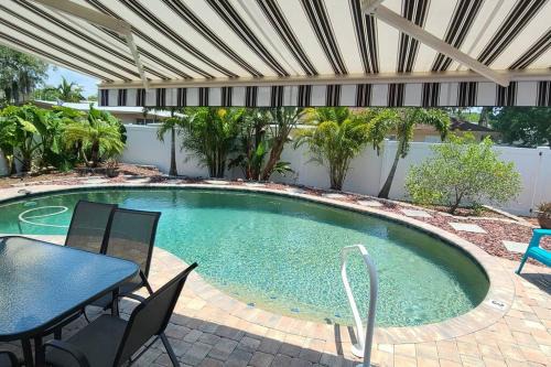 Coral Cottage pool gas firepit a 2bed 2bth sleeps 6