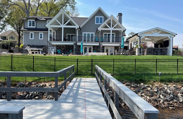 Cornelius Lakefront, private pool, hot tub, game room and outdoor kitchen.