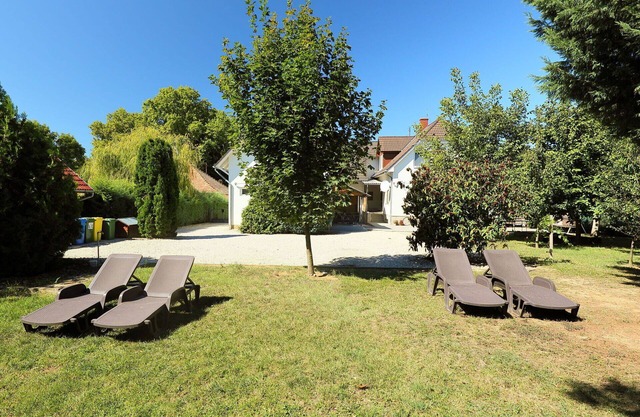 Cosy apartment for 15 people with A/C, WIFI, TV, patio and pets allowed