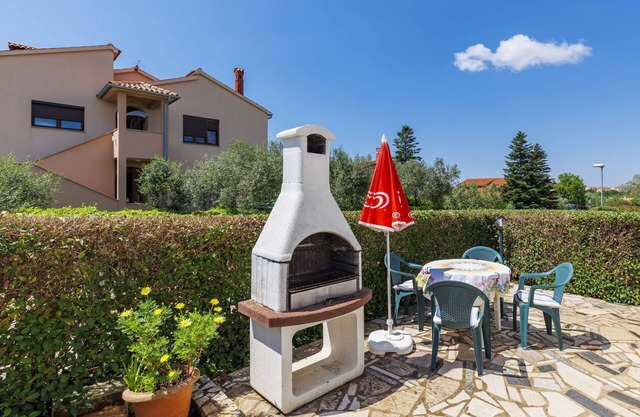 Cosy apartment for 4 guests with WIFI, A/C, TV, terrace and pets allowed