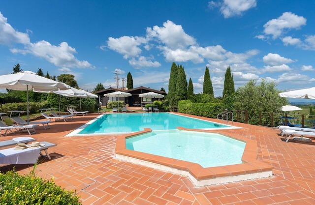 Cosy apartment with A/C, WIFI, pool, TV, veranda and panoramic view, close to San Gimignano