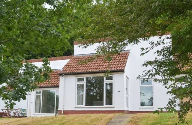 Cosy bungalow in Tamar Valley with shared pools, gym and beautiful scenic views.