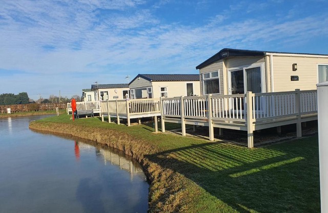 Cosy caravans Meadow lake Golden Palm Resort