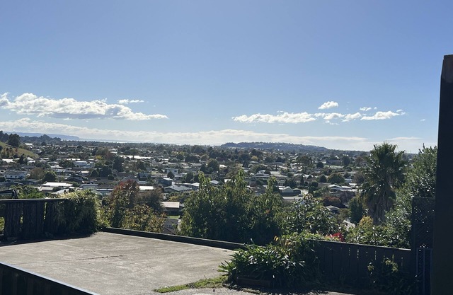 Cosy comfortable unit with city views